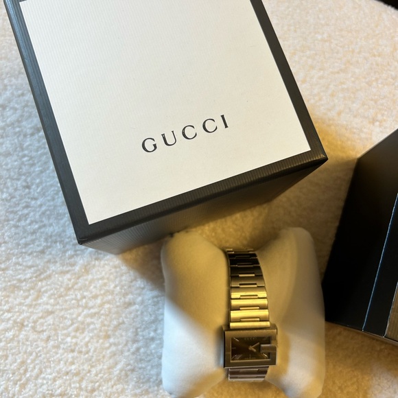 Gucci watch like new- needs a battery. - Picture 4 of 5